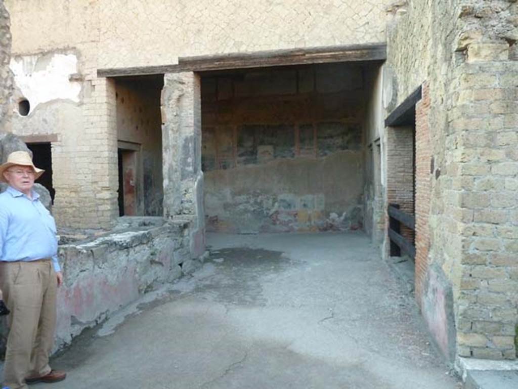 V.35 Herculaneum, September 2015. Looking west along vestibule 11 on north side of courtyard 12, towards Ala 10.