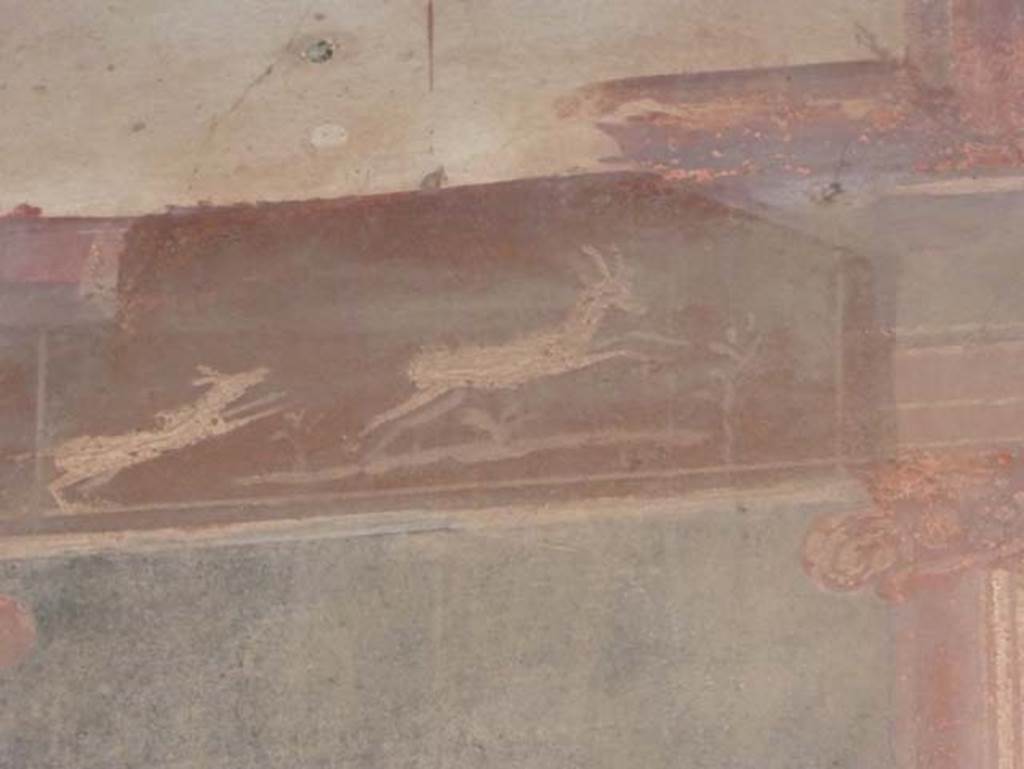 V. 35, Herculaneum, September 2015. Ala 10, detail of painted panel from upper south end of west wall. Photo courtesy of Michael Binns.
