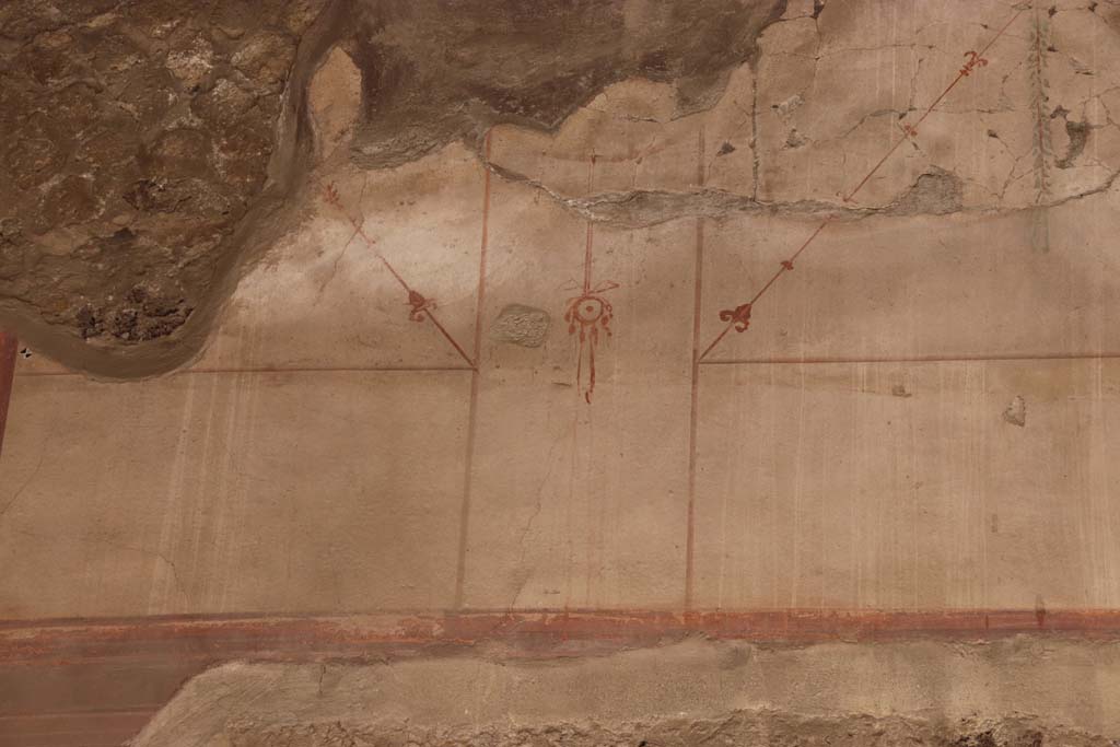 V.35 Herculaneum, September 2017. Ala 10, painted decoration from upper centre of west wall.
Photo courtesy of Klaus Heese.
