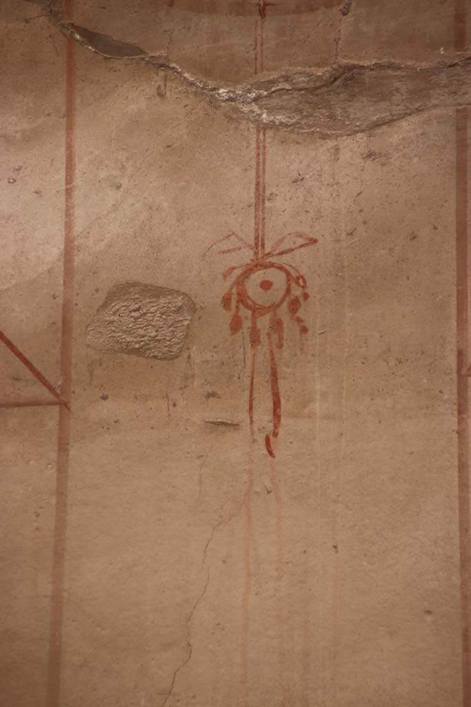 V.35 Herculaneum, September 2017. Ala 10, detail of painted decoration from upper centre of west wall.
Photo courtesy of Klaus Heese.
