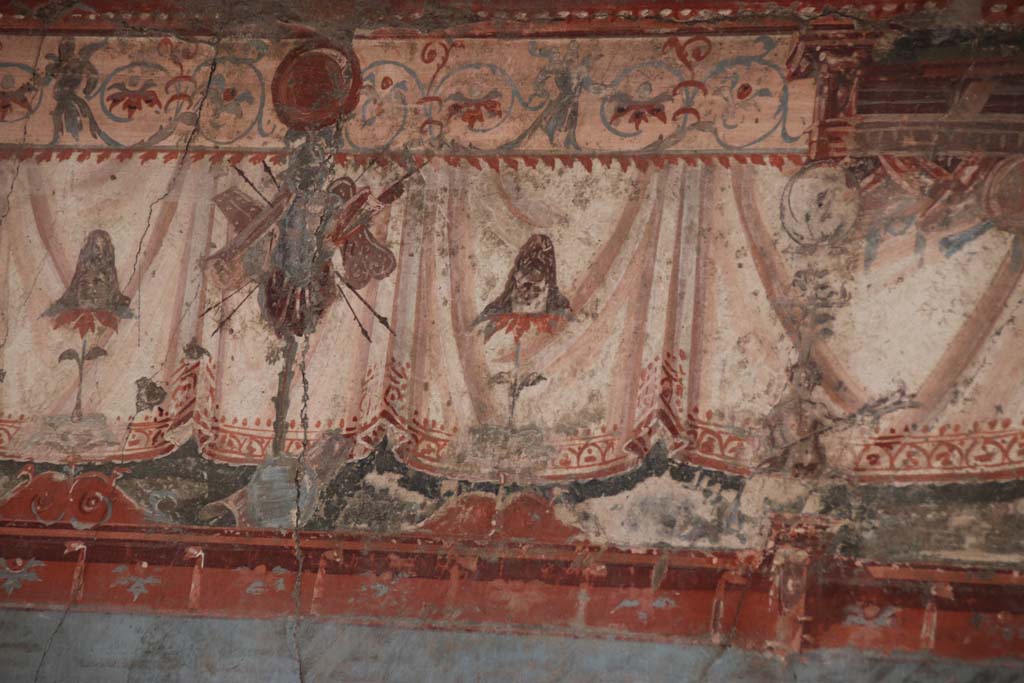 V.35 Herculaneum. September 2017. Diaeta 6, detail from centre of west wall. Photo courtesy of Klaus Heese.