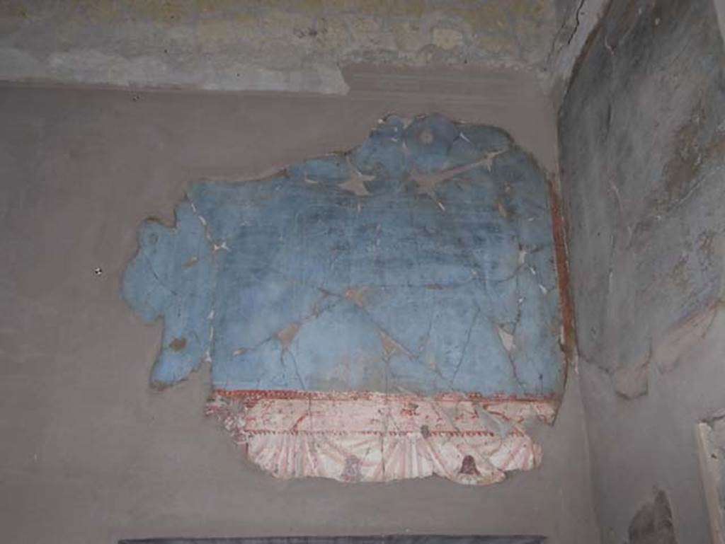 V. 35, Herculaneum, September 2015. Diaeta 6, north wall above doorway.  Photo courtesy of Michael Binns.