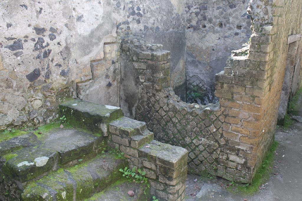 V.35 Herculaneum. March 2014. Looking south-east across kitchen 9 towards cubiculum 7, with doorway in corridor 8, on right.
Foto Annette Haug, ERC Grant 681269 DÉCOR

