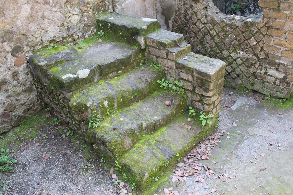 V.35 Herculaneum. March 2014. Steps to upper floor against east wall in kitchen 9.
Foto Annette Haug, ERC Grant 681269 DÉCOR

