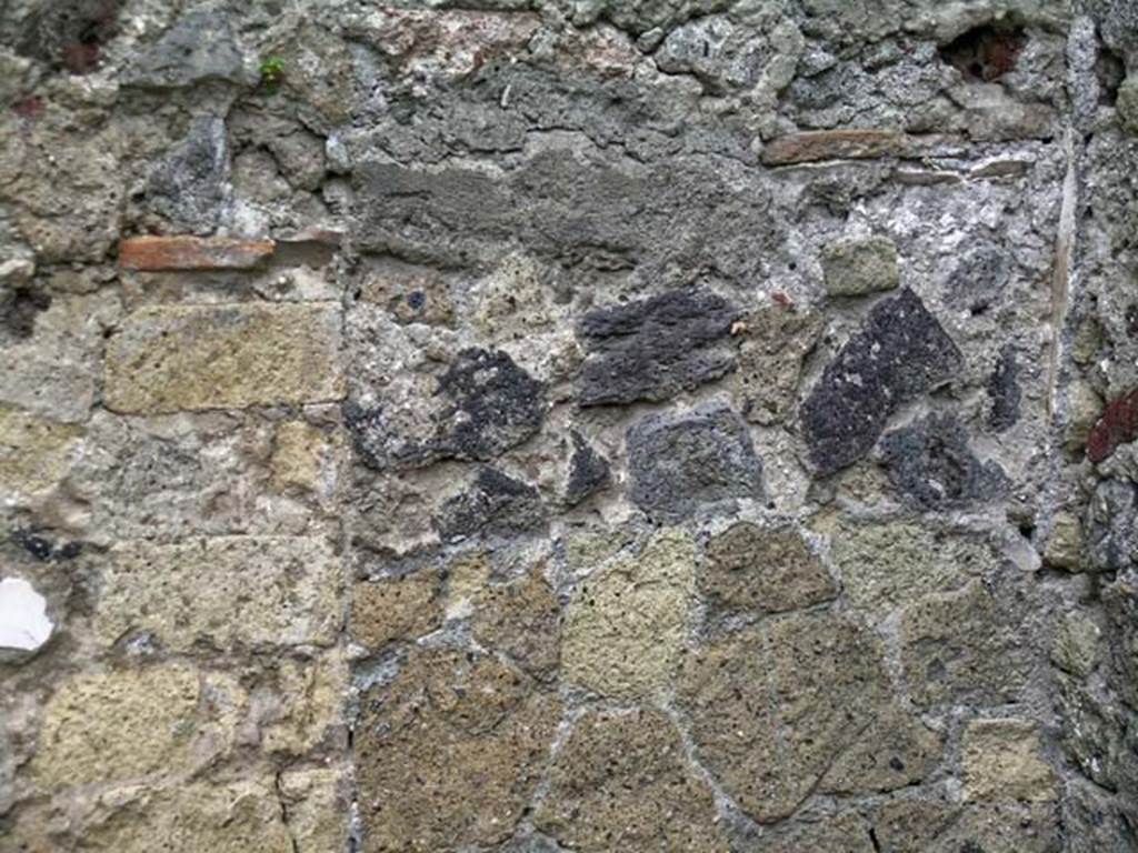 V.35, Herculaneum. May 2005. Detail of north wall in kitchen. Photo courtesy of Nicolas Monteix.