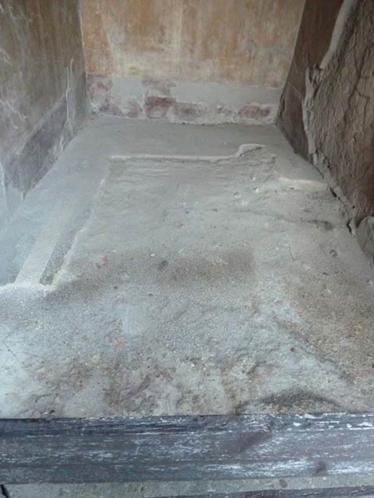 Ins. V 35, Herculaneum, September 2015. Exedra 4, looking north across floor.