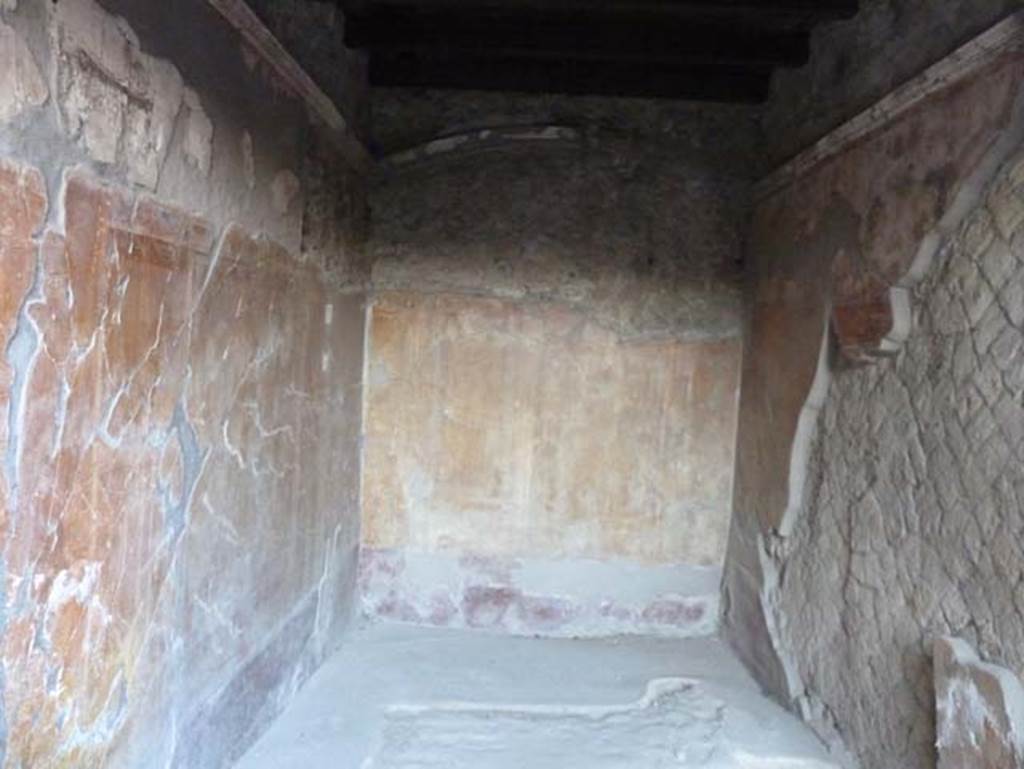 Ins. V 35, Herculaneum, September 2015. Exedra 4, Looking north from entrance. 