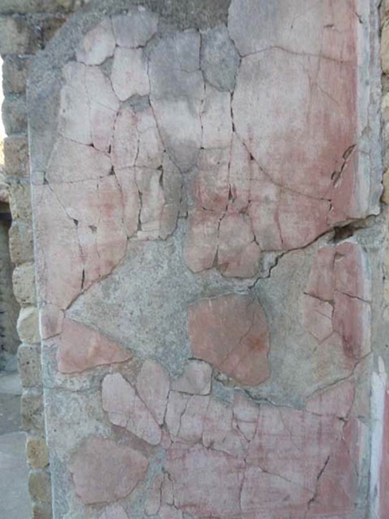 Ins. V 35, Herculaneum, September 2015. Triclinium 1, south wall on west side of entrance doorway.

