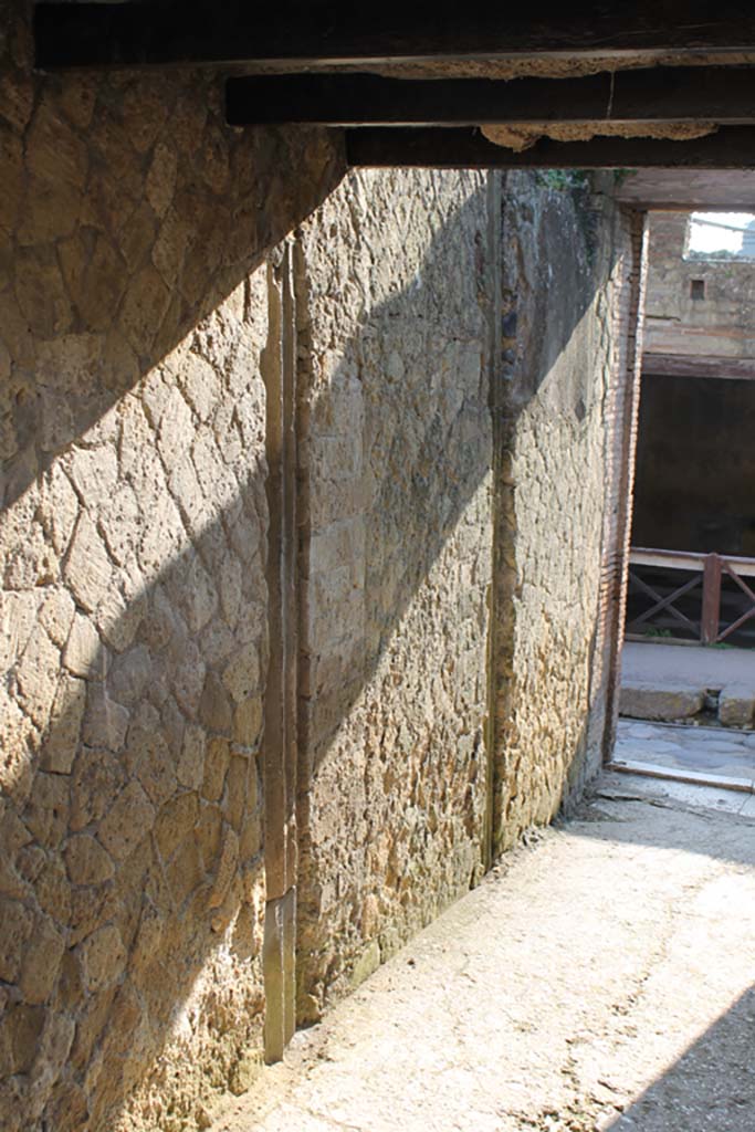 V.35 Herculaneum. March 2014. Looking towards south end of east wall of entrance corridor 13.
Foto Annette Haug, ERC Grant 681269 DÉCOR

