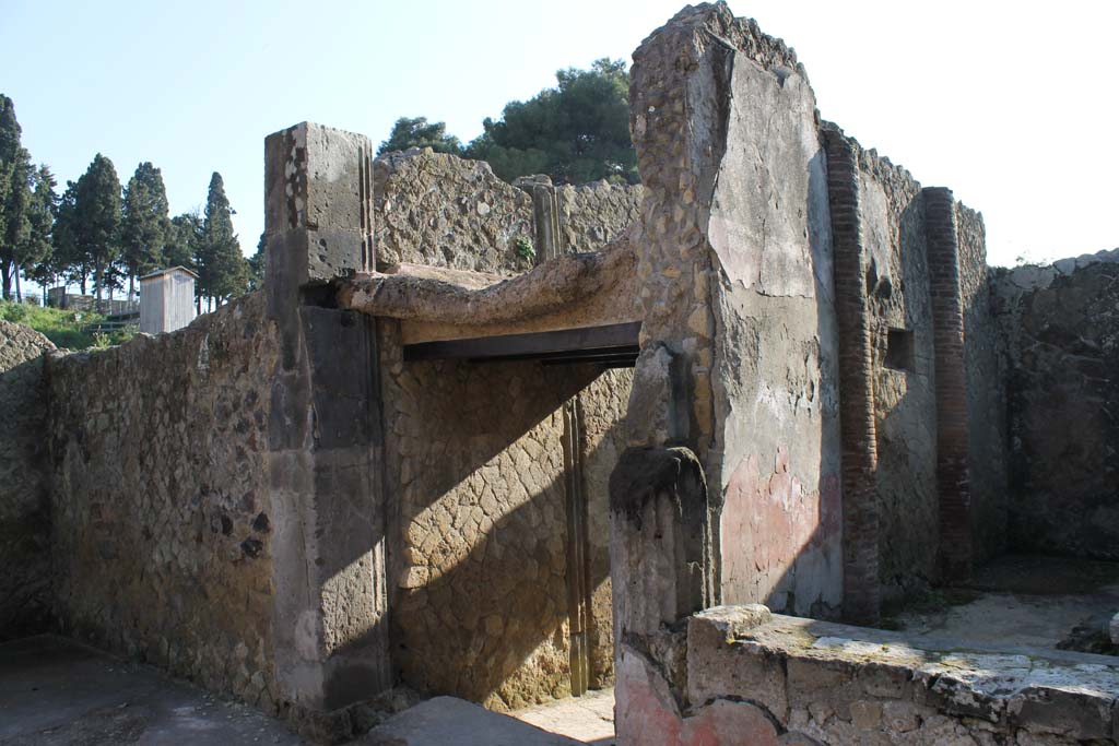 V.35 Herculaneum. March 2014. Vestibule 11, looking south-east towards entrance corridor 13.
Foto Annette Haug, ERC Grant 681269 DÉCOR


