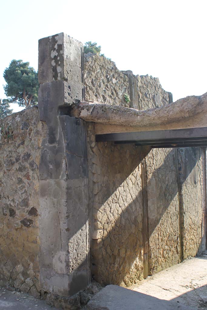 V.35 Herculaneum. March 2014. Looking east towards north end of entrance corridor 13.
Foto Annette Haug, ERC Grant 681269 DÉCOR


