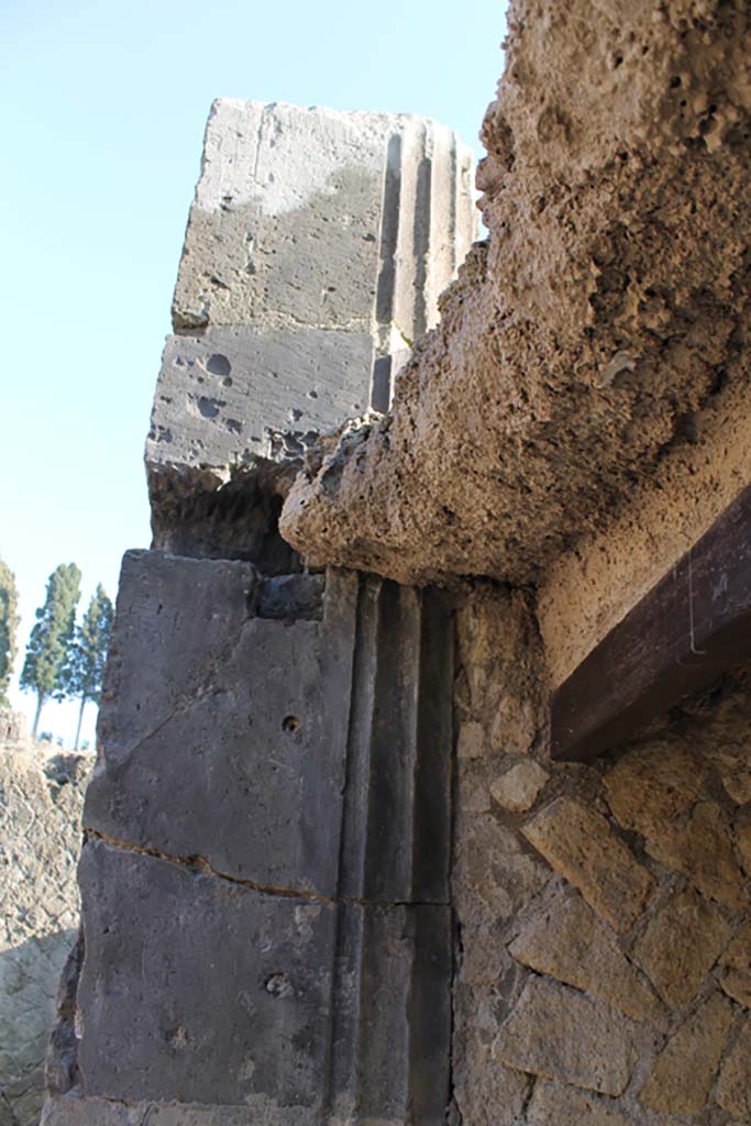 V.35 Herculaneum. March 2014. 
Looking east at detail of upper doorway on north end of entrance corridor 13.
Foto Annette Haug, ERC Grant 681269 DÉCOR


