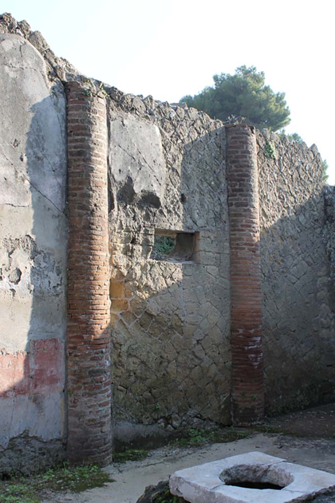 V.35 Herculaneum. March 2014. Detail from east wall of courtyard 12.
Foto Annette Haug, ERC Grant 681269 DÉCOR
