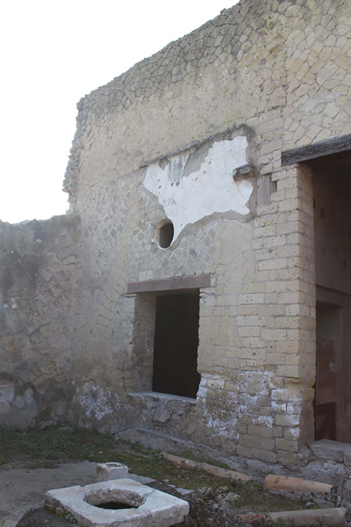 V.35 Herculaneum. March 2014. 
Looking south-west across courtyard garden 12, towards west wall with doorway and window of diaeta 6.
Foto Annette Haug, ERC Grant 681269 DÉCOR
