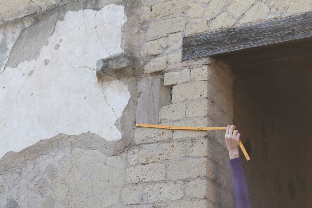 V.35 Herculaneum. March 2014. Courtyard 12. Detail from west wall.
Foto Annette Haug, ERC Grant 681269 DÉCOR

