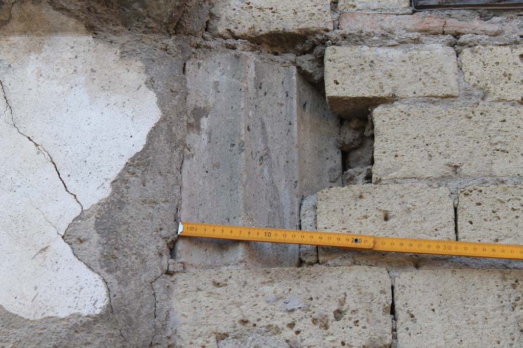 V.35 Herculaneum. March 2014. Detail from west wall. Courtyard 12. 
Foto Annette Haug, ERC Grant 681269 DÉCOR
