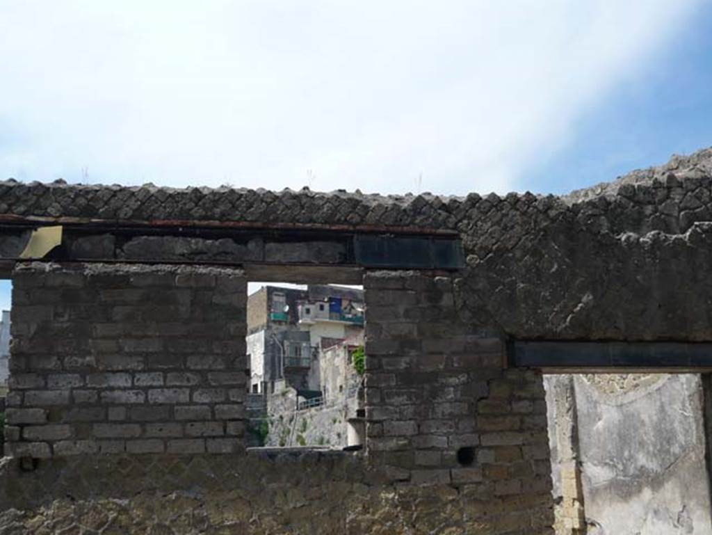 Ins. VI.7, Herculaneum. May 2009. Window in exterior wall, on south side of entrance doorway.  Photo courtesy of Buzz Ferebee.
