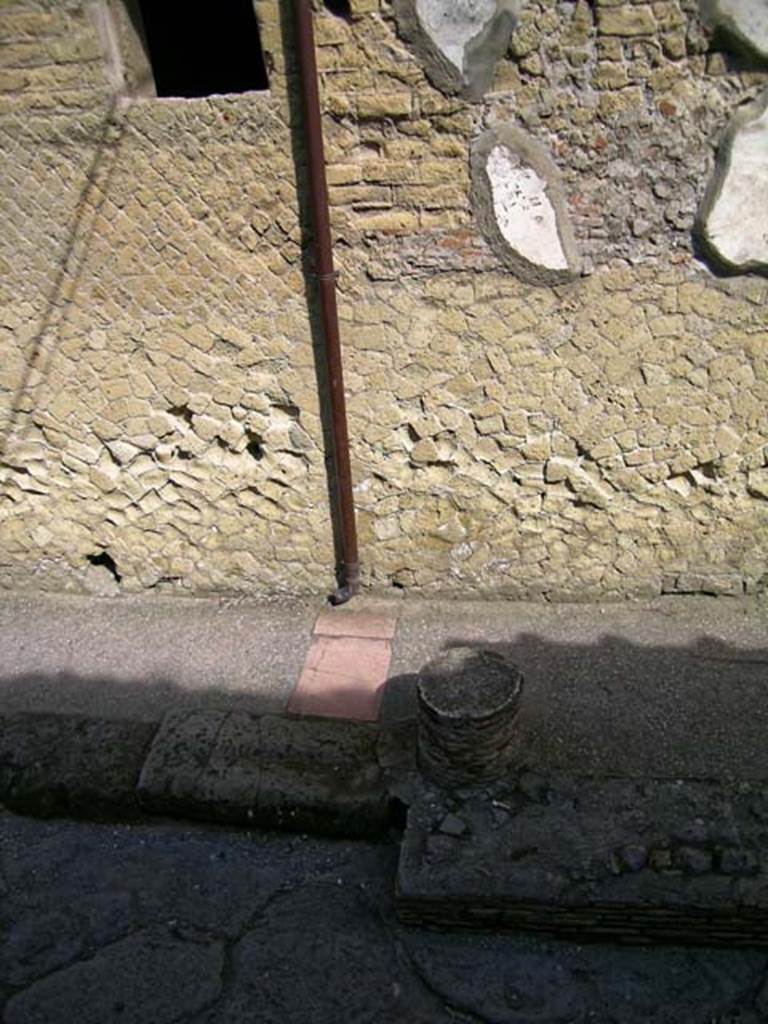VI.8 and VI.9 Herculaneum, May 2004. 
Exterior faade, remains of column and pavement on west side of Cardo IV.
Photo courtesy of Nicolas Monteix.
