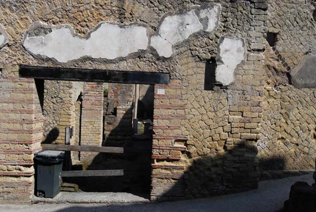 VI.10, Herculaneum, June 2008. Exterior facade on west side of Cardo IV, near doorway.
Photo courtesy of Nicolas Monteix.


