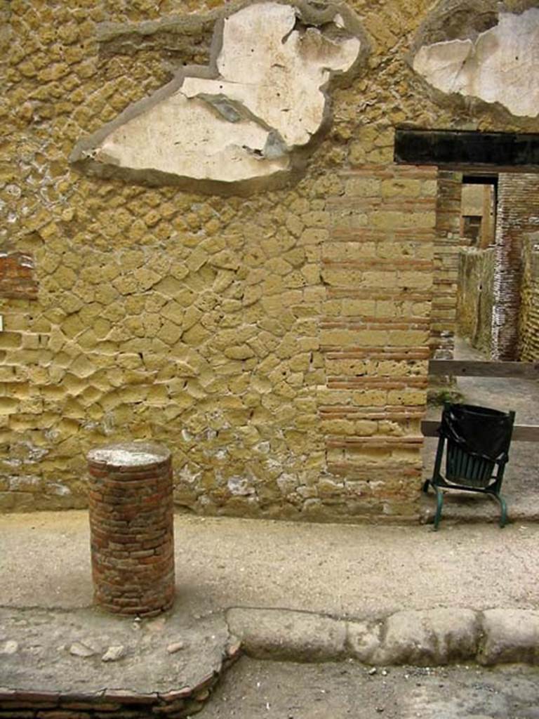 VI.10, Herculaneum. May 2003. Looking towards exterior facade on south side of entrance doorway..
Photo courtesy of Nicolas Monteix.
