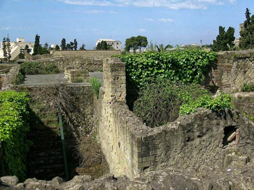 VI.10, Herculaneum. May 2005. Looking south and west to upper floor attics and terraces at top of stairs. 
Photo courtesy of Nicolas Monteix.
