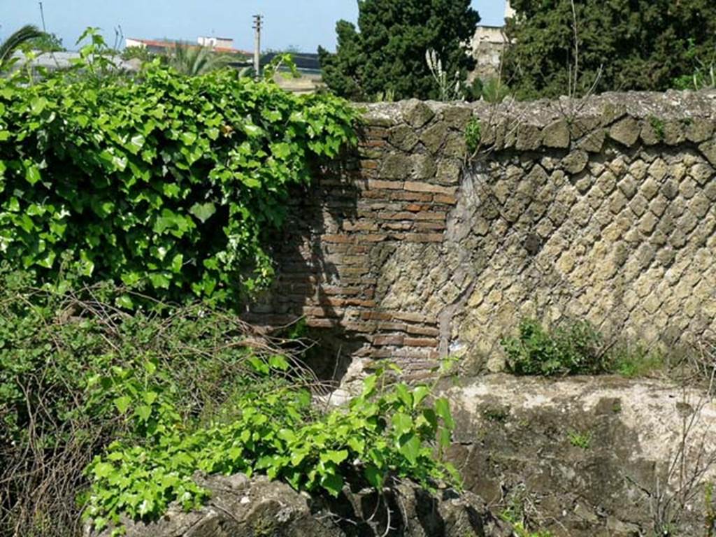 VI.10, Herculaneum. May 2005. Looking west towards area of attics and terraces on upper floor of baths. 
Photo courtesy of Nicolas Monteix.
