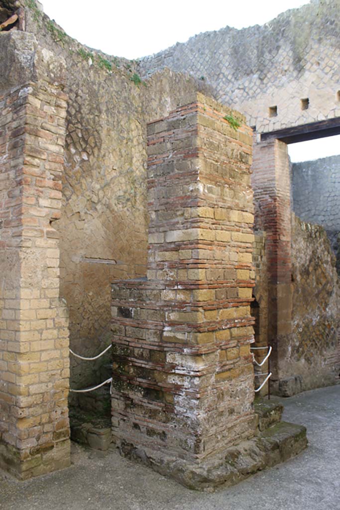 VI.10 Herculaneum. March 2014. Looking south-west in corridor towards area of water-tower and steps.  
Foto Annette Haug, ERC Grant 681269 DÉCOR.
