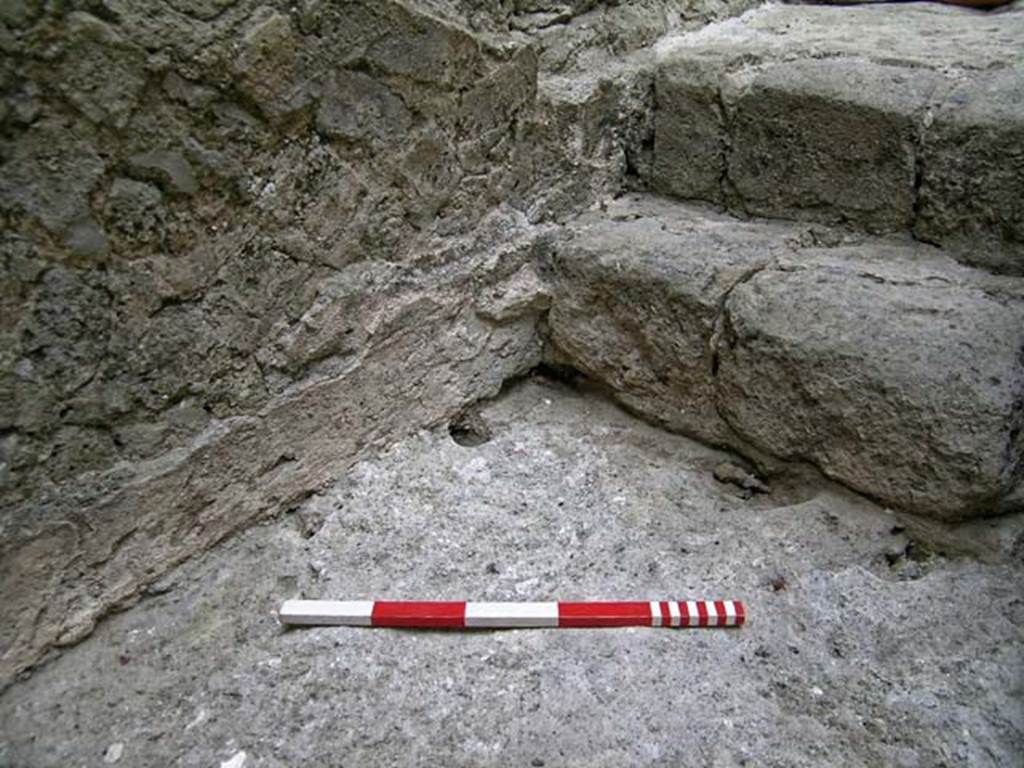 VI.12, Herculaneum. September 2004.  Detail of north-west corner of rear room, with steps.
Photo courtesy of Nicolas Monteix.
