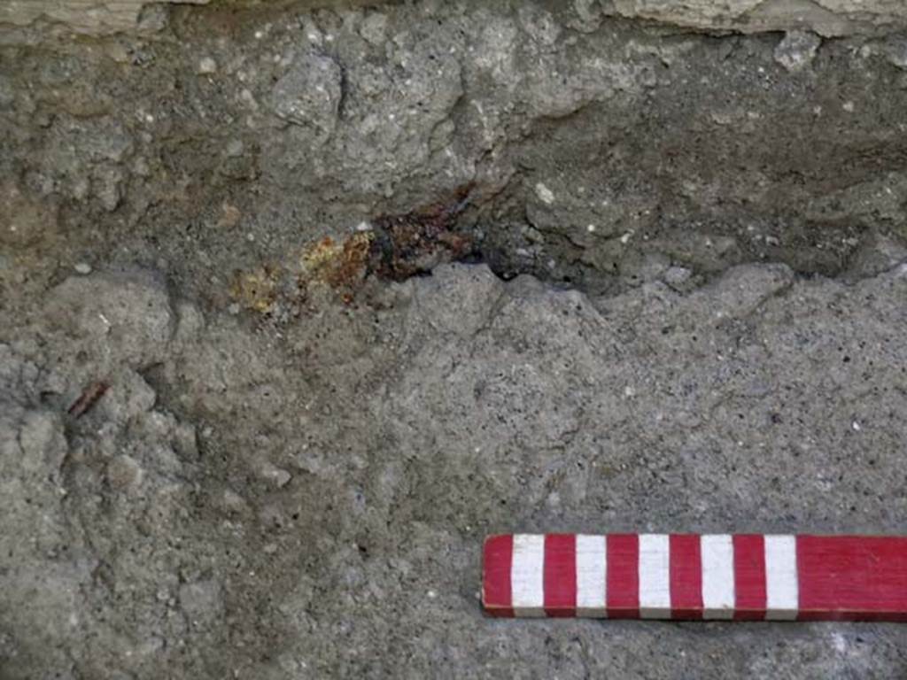 VI.12, Herculaneum. September 2004.  Detail from north-west corner at base of step, looking north.
Photo courtesy of Nicolas Monteix.

