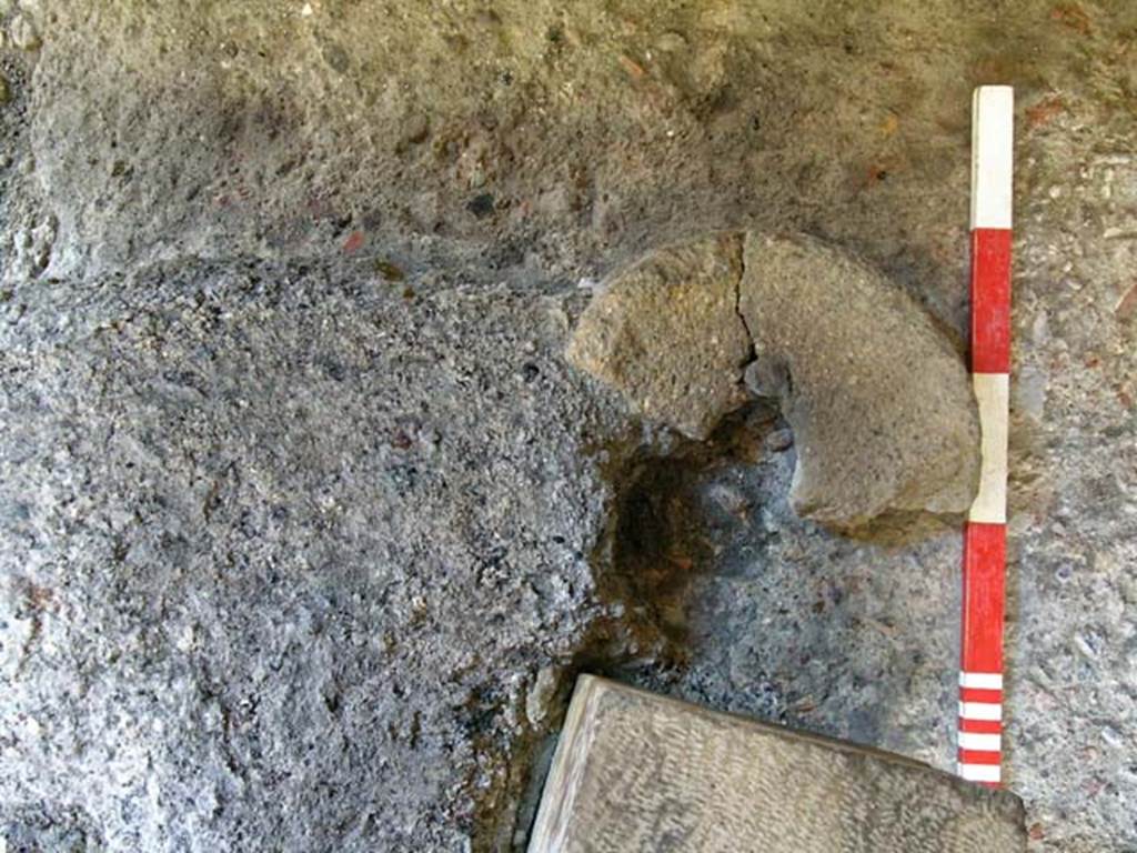 VI.12 Herculaneum. September 2004. Circular stone fragment with central hole.
Photo courtesy of Nicolas Monteix.