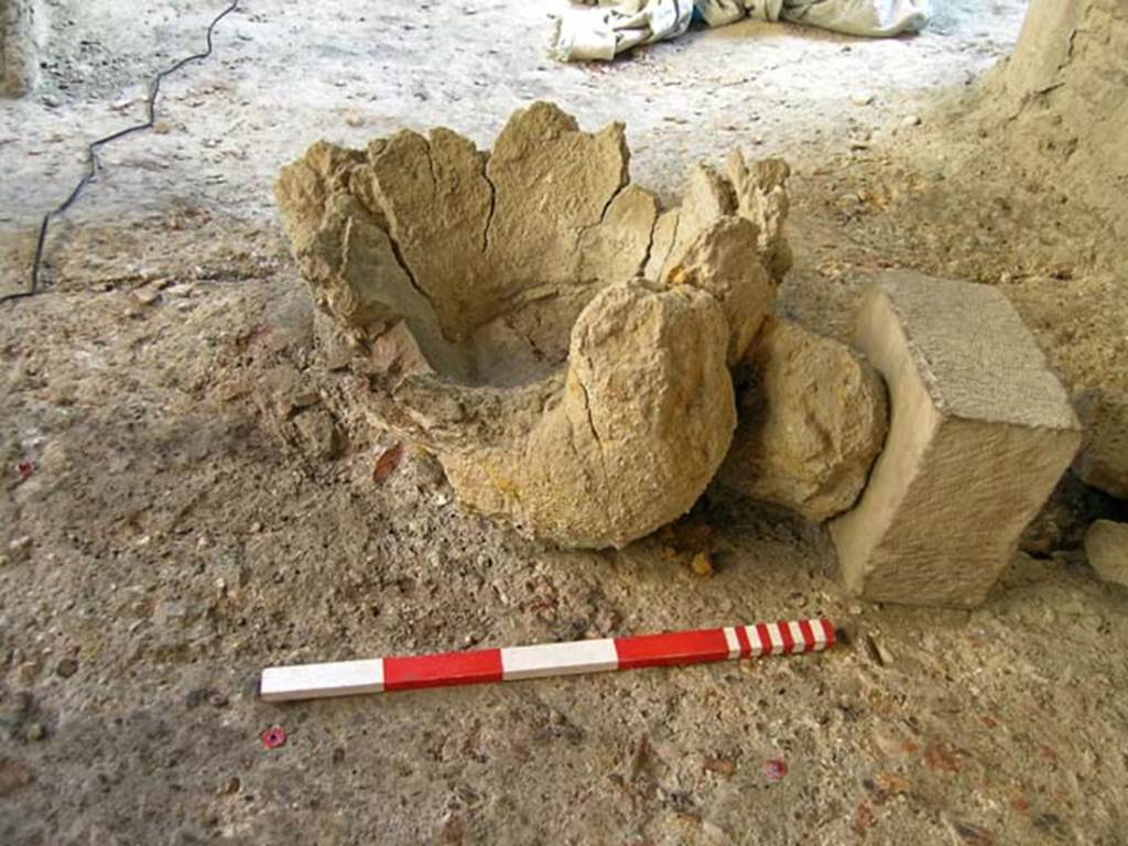 VI.12 Herculaneum. September 2004. Melting crucible and block.
Photo courtesy of Nicolas Monteix.
