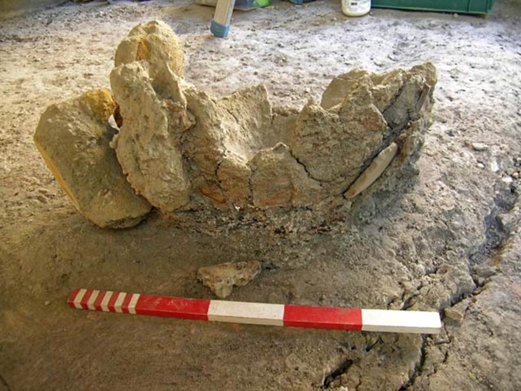 VI.12 Herculaneum. September 2004. Crucible.
Photo courtesy of Nicolas Monteix.
