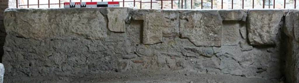 VI.12, Herculaneum. February 2007. Detail of south side of counter, looking north. Photo courtesy of Nicolas Monteix.