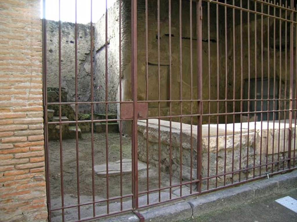 VI.12, Herculaneum. October 2004. Looking  south-west across shop-room. Photo courtesy of Nicolas Monteix.