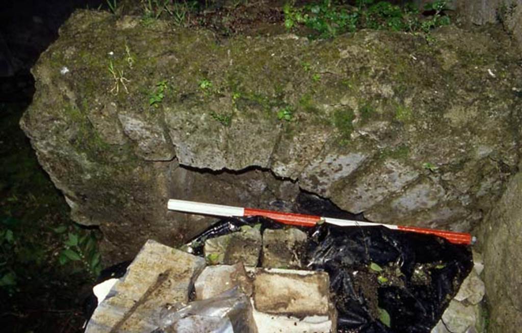 VI.12, Herculaneum. Not dated. Detail of rear of steps. Photo courtesy of Nicolas Monteix.


