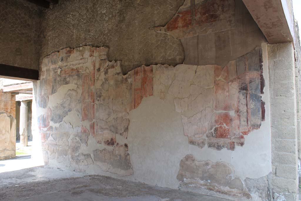 VI.13 Herculaneum, March 2014. Looking south along west wall of tablinum towards north portico.
Foto Annette Haug, ERC Grant 681269 DÉCOR.
