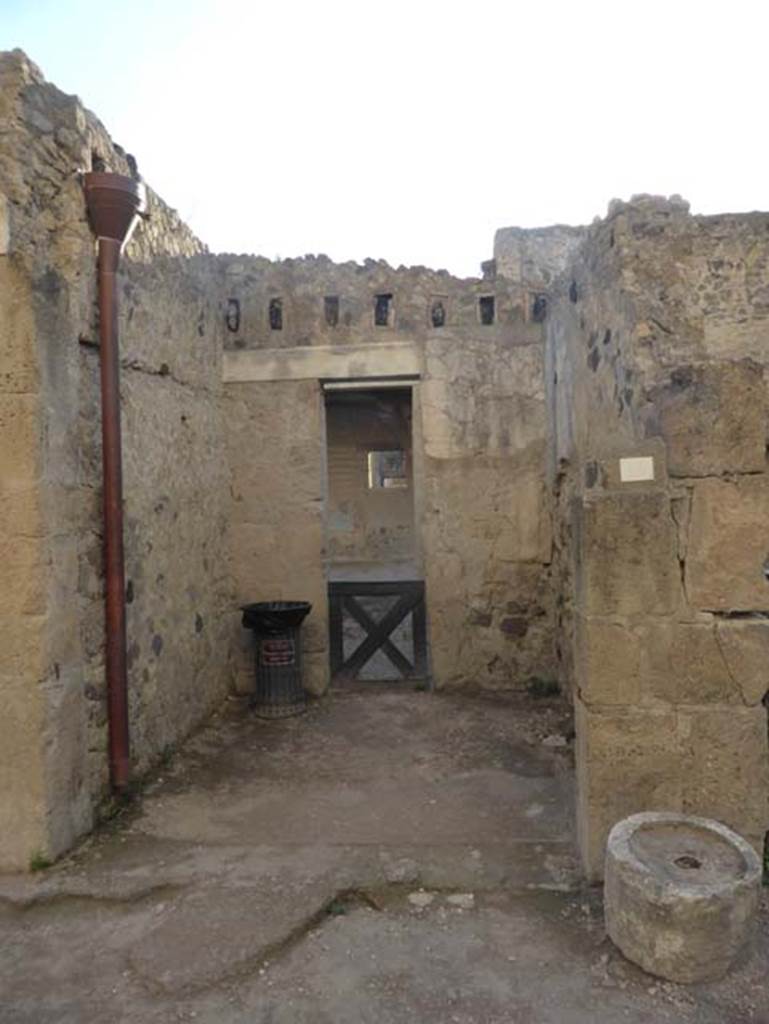 Ins. VI 18, Herculaneum, September 2015. Looking south to entrance doorway, connected to atrium of VI.17.
