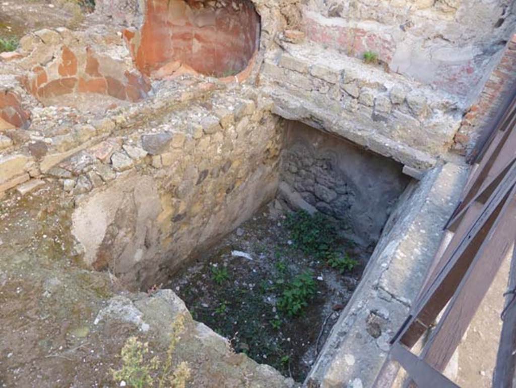 VI 19, Herculaneum, September 2015. Area in north-west corner of bar, near entrance doorway.