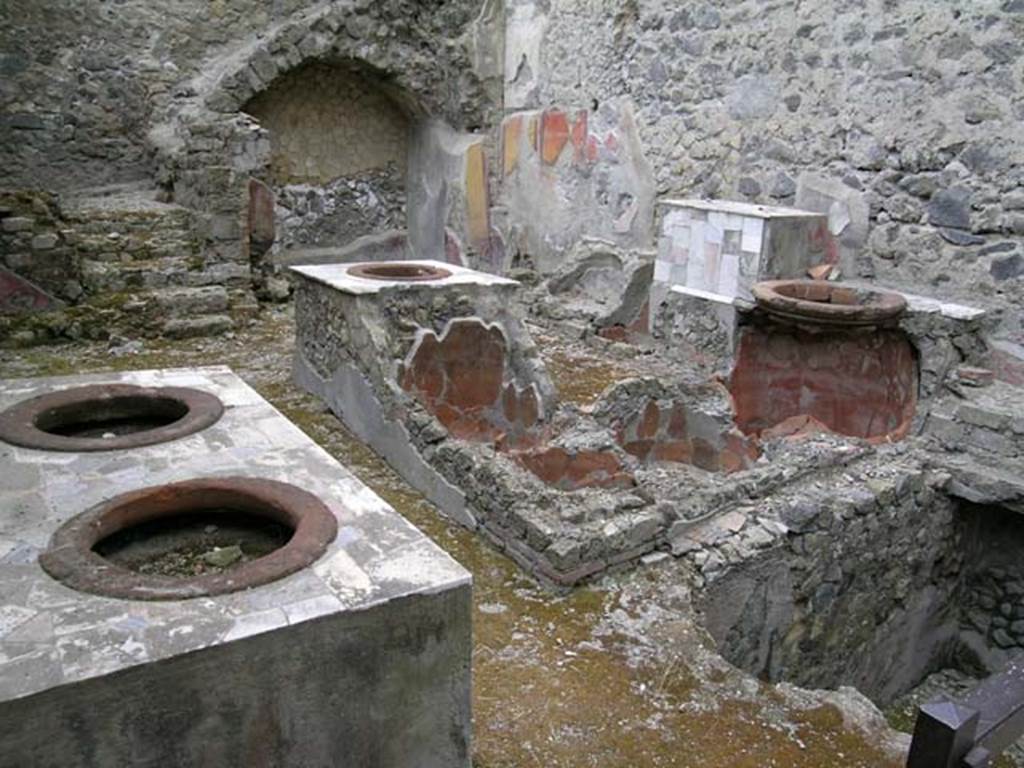VI.19, Herculaneum. June 2006. Looking south-west across bar-room. Photo courtesy of Nicolas Monteix.

