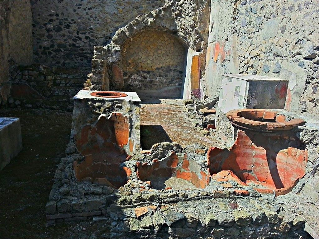 VI.19 Herculaneum, photo taken between October 2014 and November 2019. 
Looking south. Photo courtesy of Giuseppe Ciaramella.
