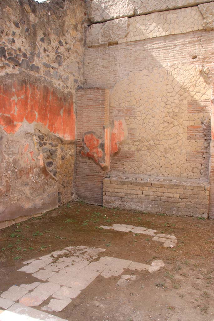 VI.20 Herculaneum, September 2019. Looking across flooring towards south-east corner.
Photo courtesy of Klaus Heese.

