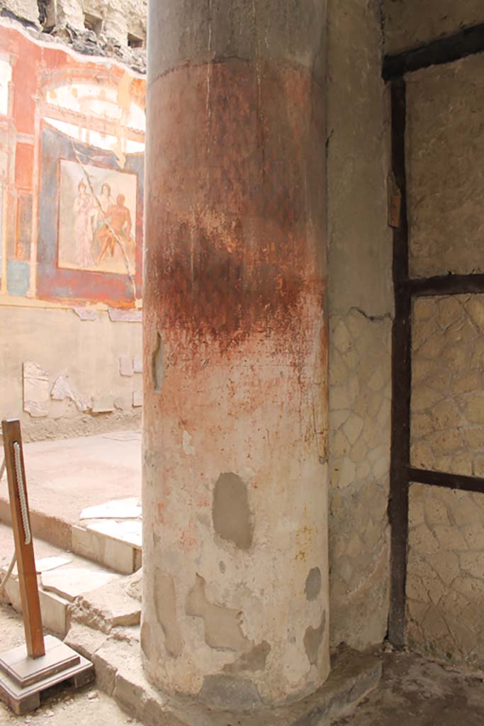 VI.21 Herculaneum, March 2014. Detail of column on west side.
Foto Annette Haug, ERC Grant 681269 DÉCOR

