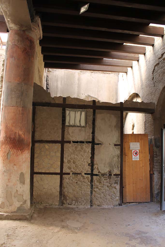 VI.21 Herculaneum, March 2014. 
Looking south towards wall of Opus craticium, belonging to a possible caretaker’s room.
Foto Annette Haug, ERC Grant 681269 DÉCOR
