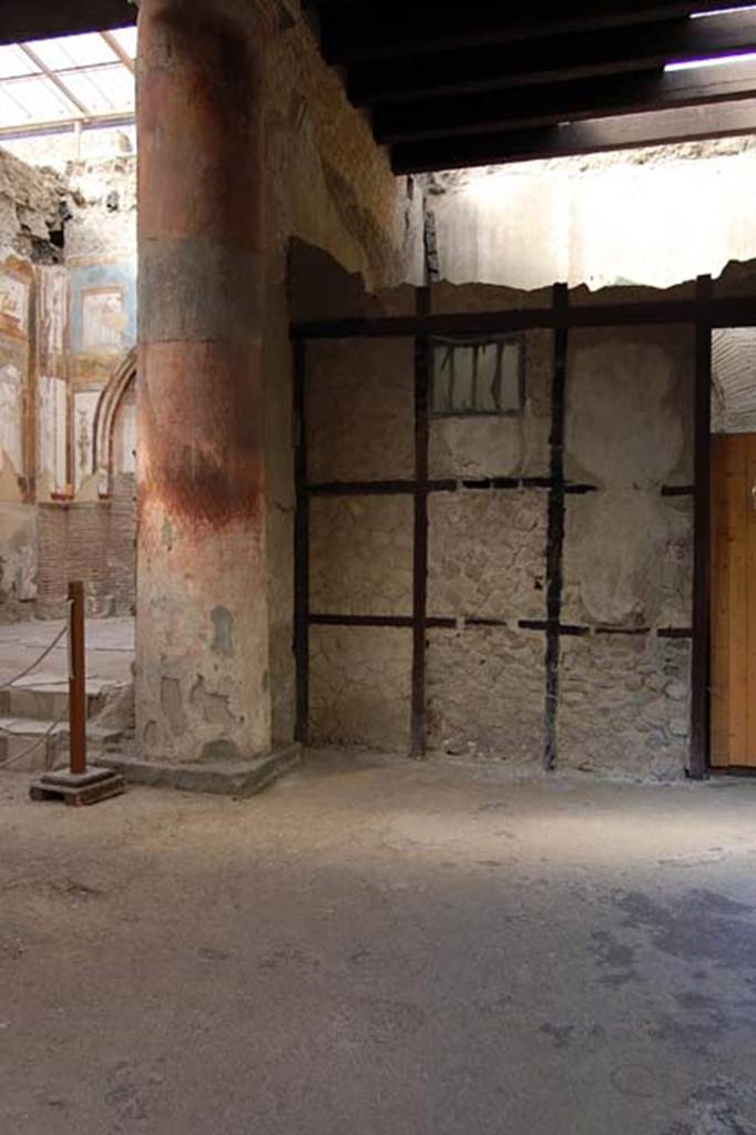 VI.21 Herculaneum. May 2011. Looking south towards column on west (right side).
Photo courtesy of Nicolas Monteix.

