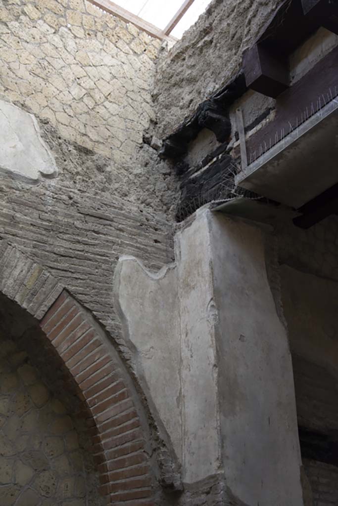 VI.21 Herculaneum. March 2019. 
Detail from upper north wall on east side of plaque in north-west corner.
Foto Annette Haug, ERC Grant 681269 DÉCOR
