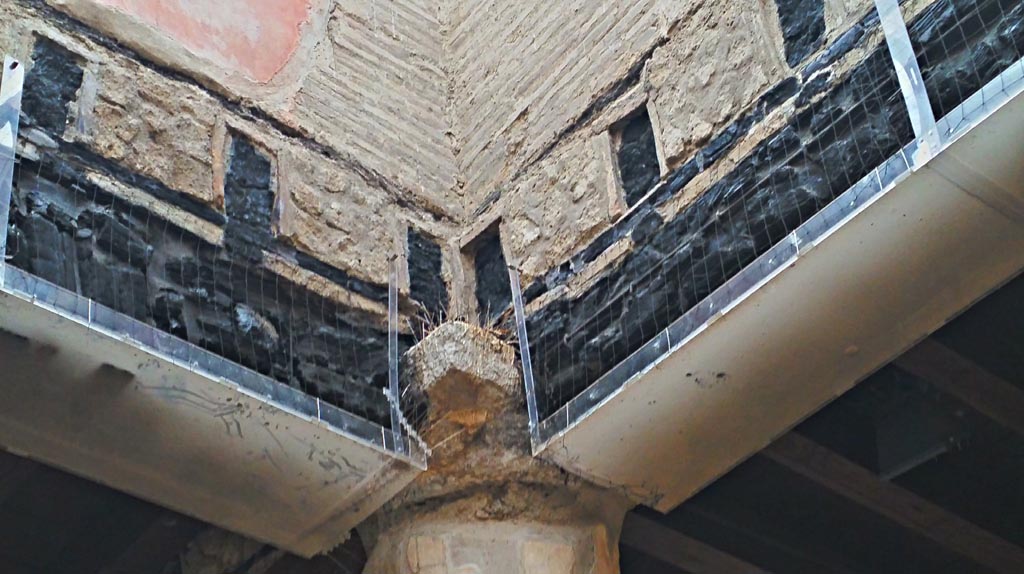 VI.21 Herculaneum, photo taken between October 2014 and November 2019. 
North-east corner, detail of carbonised beams. Photo courtesy of Giuseppe Ciaramella.
