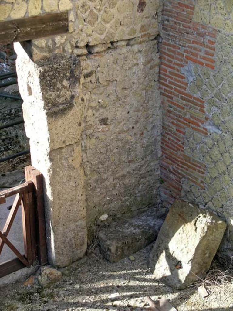 VI.25, Herculaneum. May 2004. 
Looking towards north-west corner with remains of base of stairs to upper floor. 
Photo courtesy of Nicolas Monteix.
