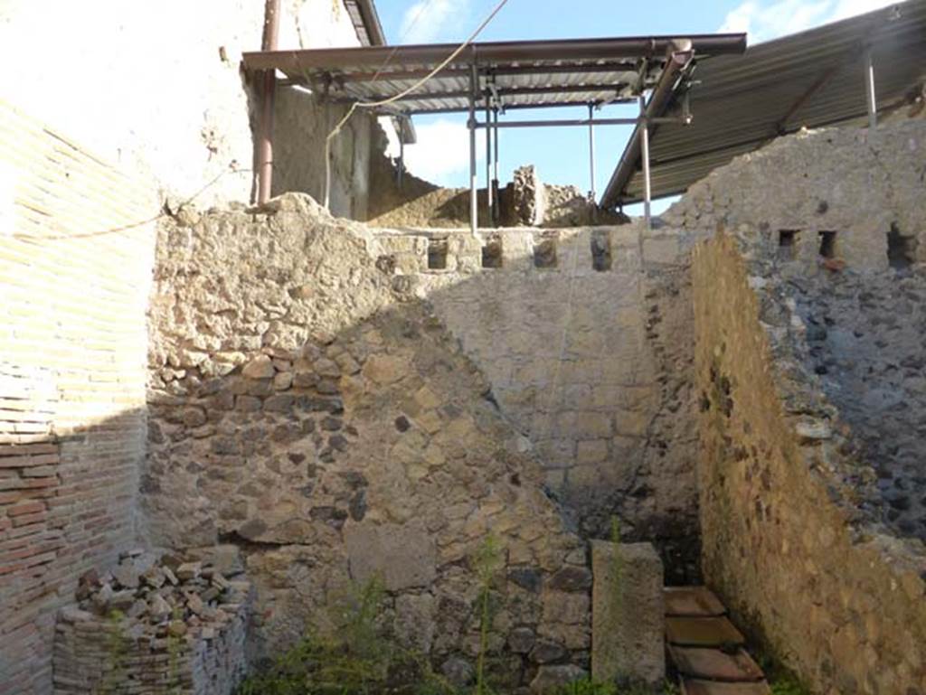 VI 25 Herculaneum, September 2015. Looking towards east side, and doorway to rear room.