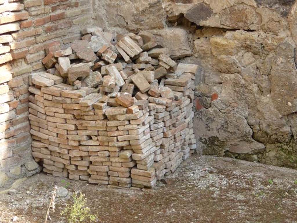 VI.25, Herculaneum, October 2014. North-east corner of shop. Photo courtesy of Michael Binns.


