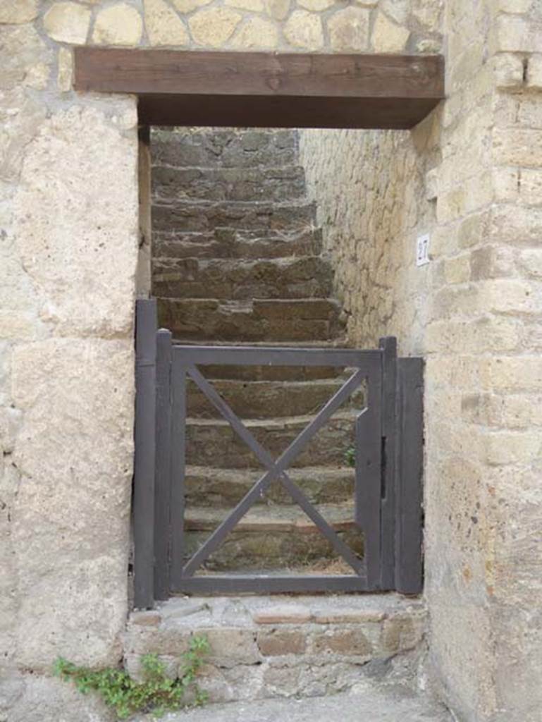 VI.27, Herculaneum, September 2016. Looking east to steps to upper floor. Photo courtesy of Michael Binns.
